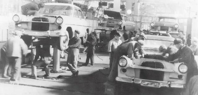1958年的红旗轿车生产线（资料照片）。中国第一汽车集团有限公司供图