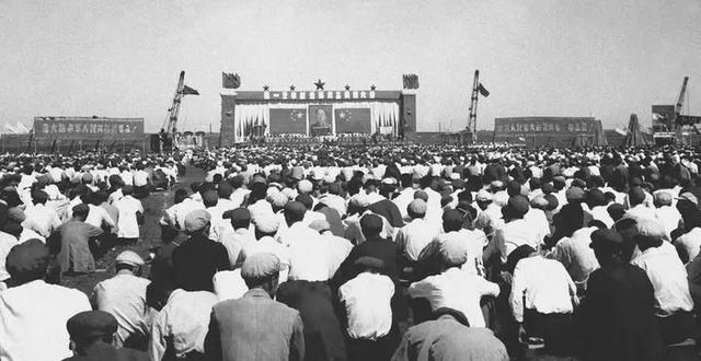 图为1953年7月15日，一汽奠基典礼大会会场（资料照片）。新华社发