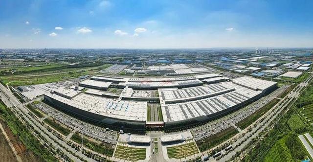 这是2022年8月16日无人机拍摄的一汽红旗繁荣工厂。新华社记者 许畅 摄