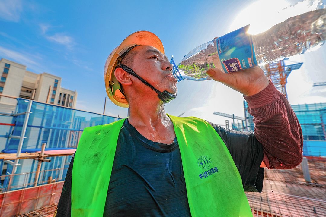 合肥,在蜀山区运河新城的重点项目工地上,工人高温下施工,大汗淋漓