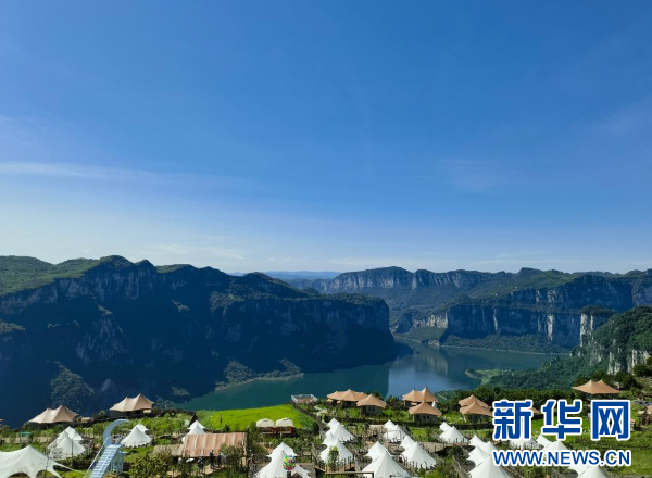 这是贵州省黔西市新仁苗族乡化屋村沿岸的露营基地(7月6日摄).