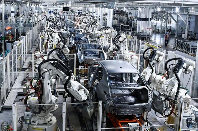 一汽红旗繁荣工厂焊装车间内，焊装机器人在生产线上焊接车身（2022年10月17日摄）。新华社记者 颜麟蕴 摄