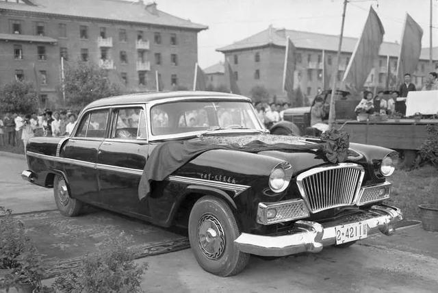 1958年8月，第一汽车制造厂试制成功中国人自己设计、制造的第一款高级轿车——“红旗”轿车（资料照片）。新华社发