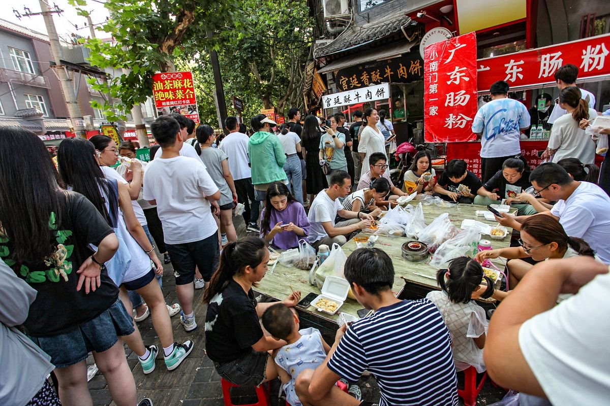 7月9日,西安,夏日气温高,市民和游客在小南门早市吃早餐.