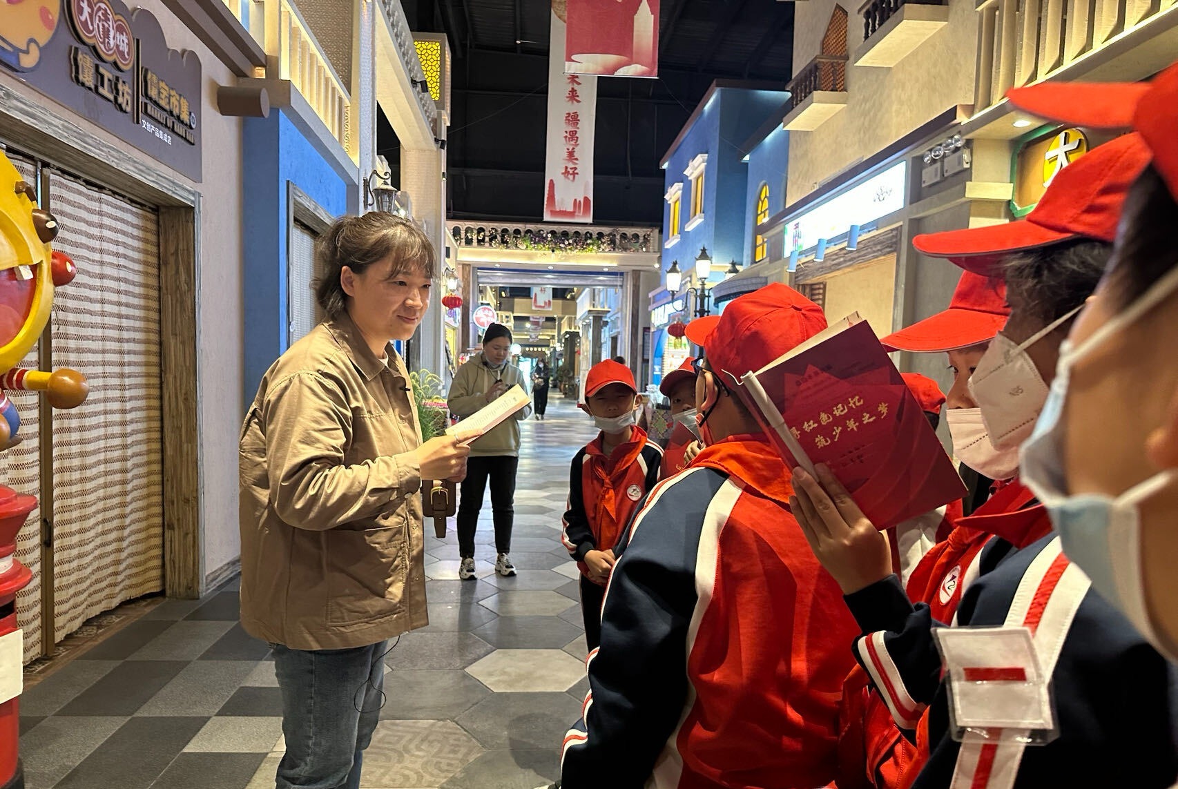 4月13日,张梦瑶带领研学旅行的学生们一起熟悉研学手册的内容.