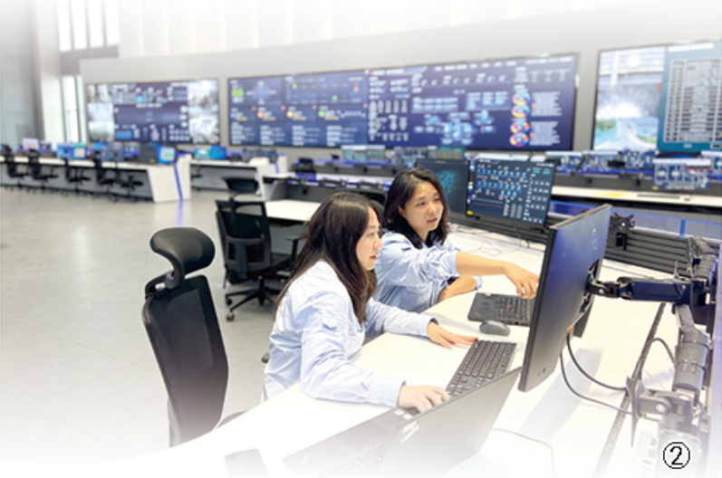 中冶赛迪信息技术(重庆)有限公司工程师在对软件进行调试.