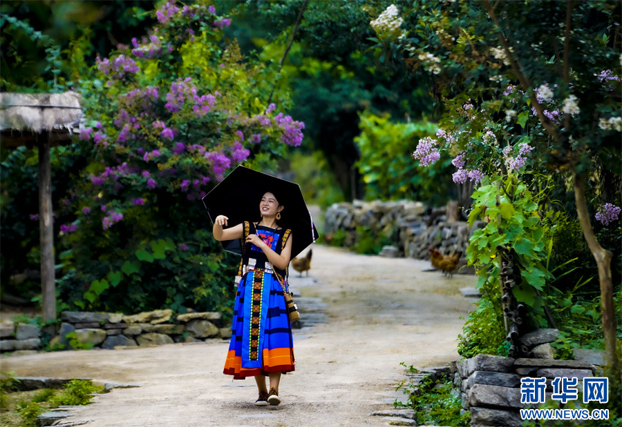 69697月3日,身着民族服饰的游客在贵州省荔波县瑶山古寨景区游玩.