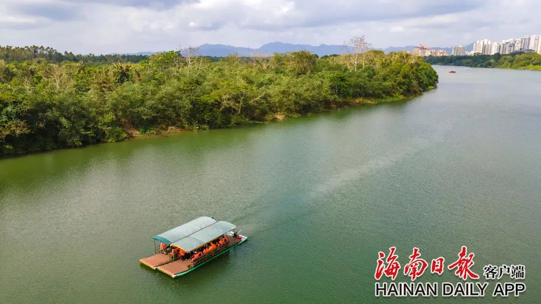 游客乘竹排在琼海万泉河上漂流观光.海南日报特约记者 蒙钟德 摄