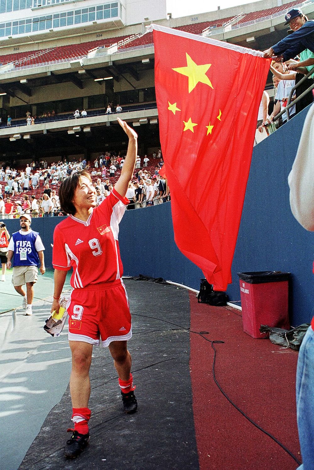 中国女足10号中场球员刘爱玲在场上踢球