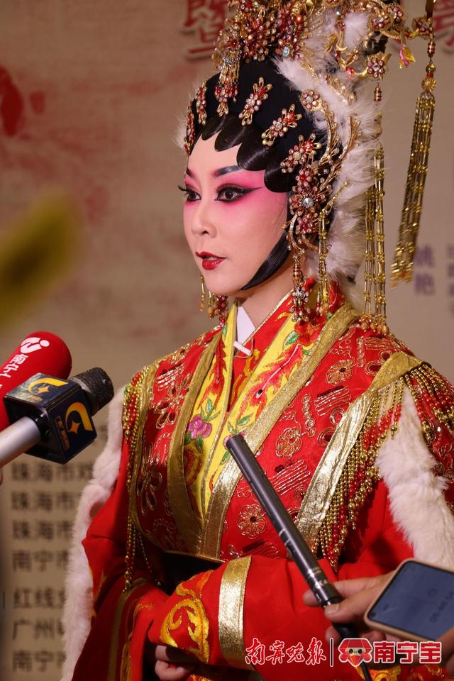 琼霞接受记者采访