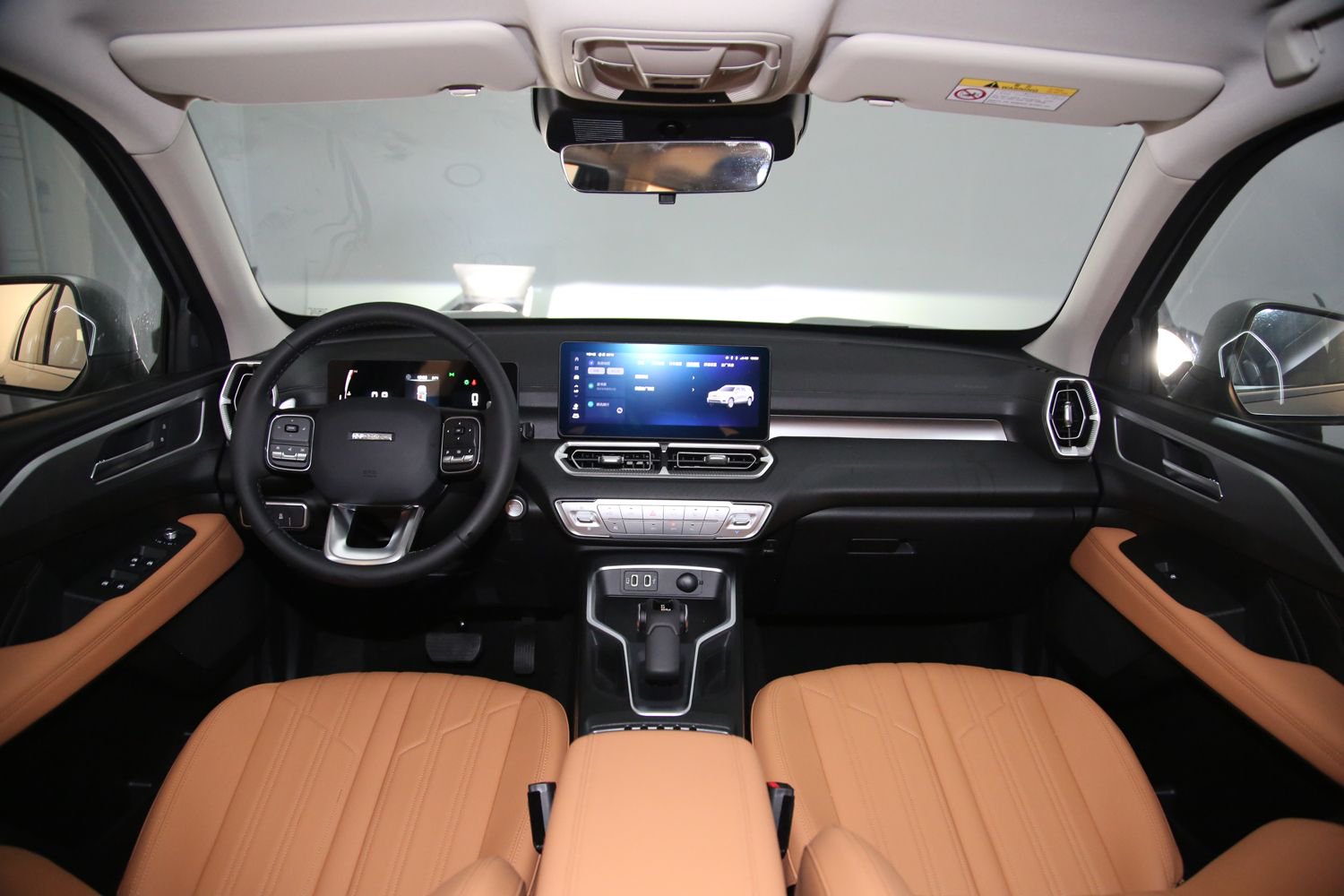 新哈弗h5的内饰设计在保留硬派风格的同时,还变得更加简约,丝毫不显