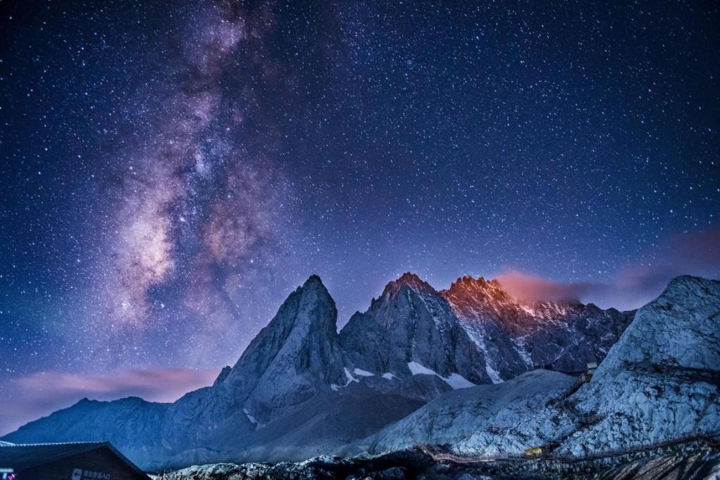 玉龙雪山星空.(石磬 摄)