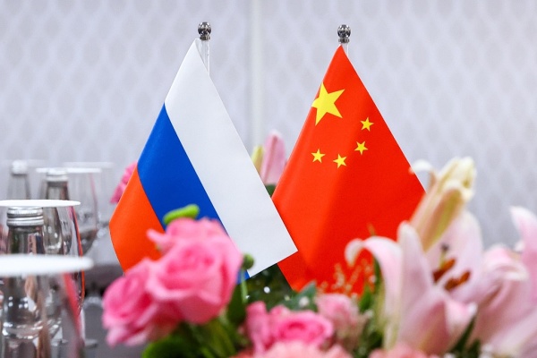 当地时间2023年3月2日,印度新德里,中国国旗和俄罗斯国旗.
