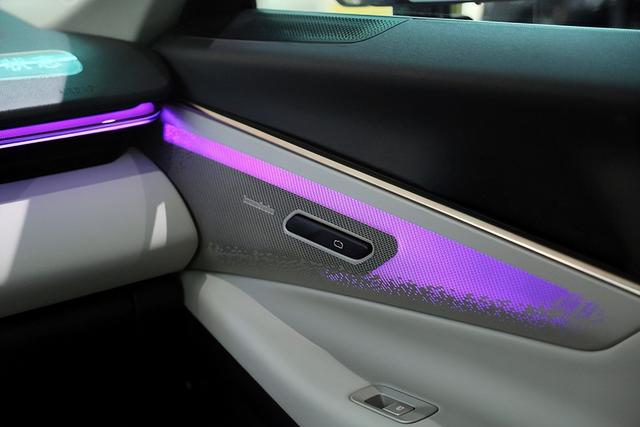 带来极致畅爽的3d立体声场,再配合流光环绕氛围灯,使其拥有可以媲美