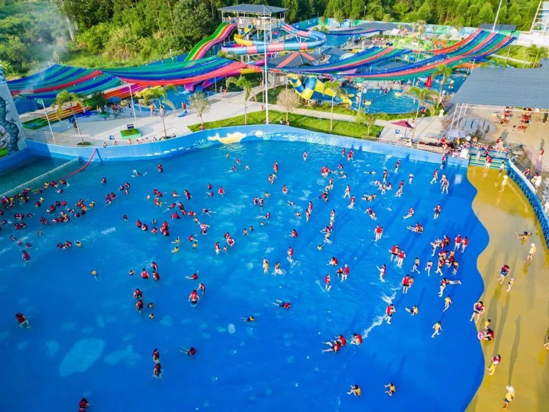 7月11日,广西贺州,水上乐园成为市民戏水避暑的好去处.(黎豪图/摄)