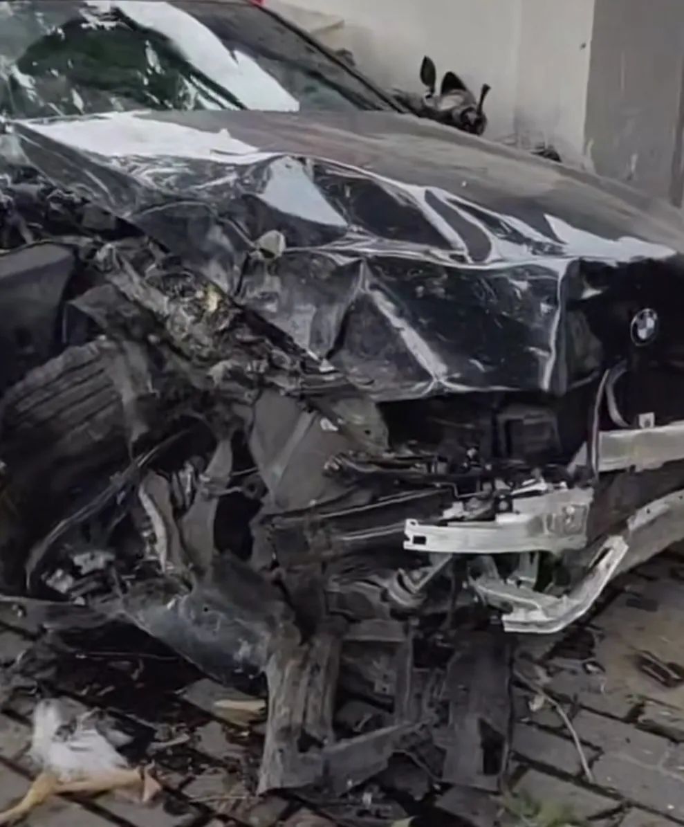 江苏盐城一宝马车撞人致2死6伤,目击者:司机下车时穿着拖鞋|宝马_新浪