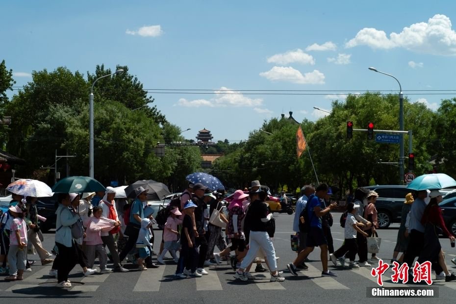 资料图,游客行走在北京街头. 中新社记者 盛佳鹏 摄