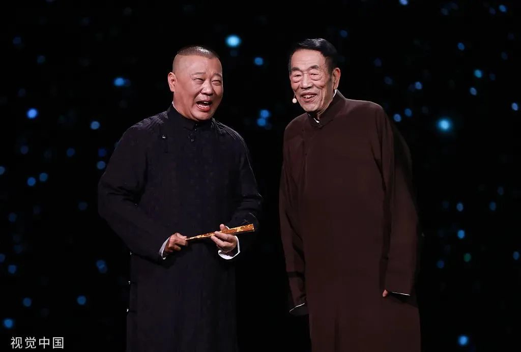 2021年2月10日,2021天津卫视德云社相声春晚 图为郭德纲 杨少华(右)