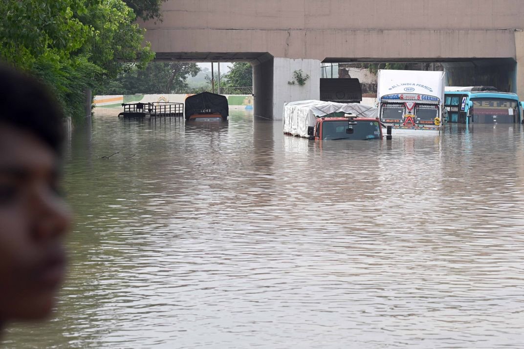 直击|印度北部洪水已致逾百人死亡,亚穆纳河水位创历史新高|洪水_新浪
