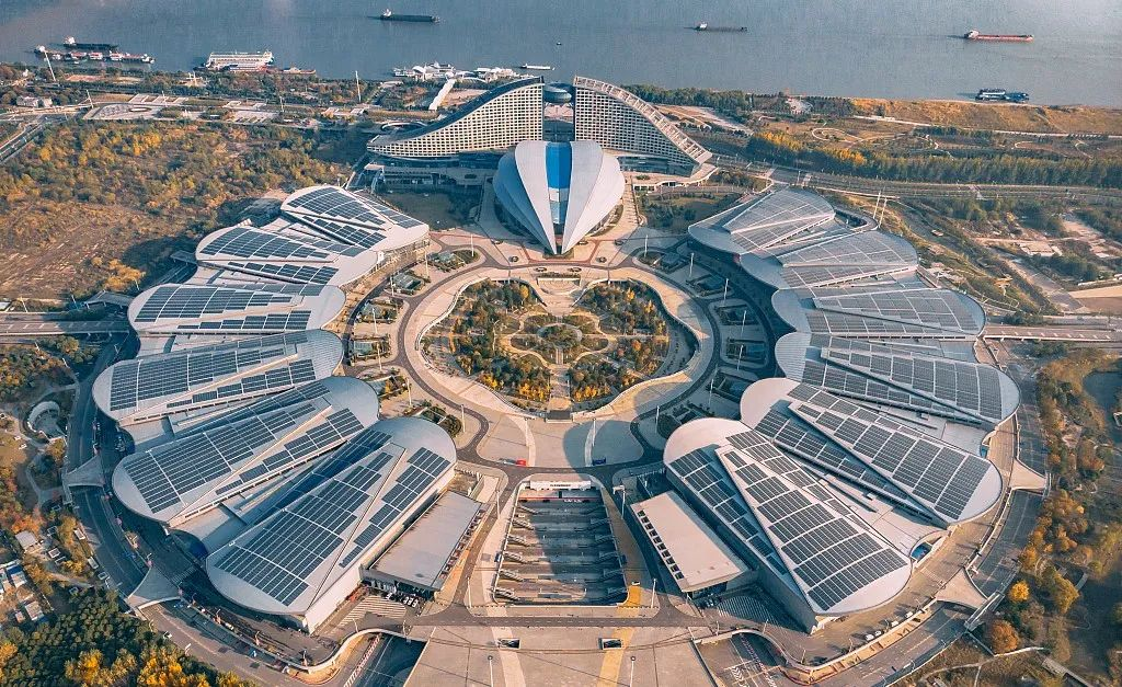 经过多年的规划和建设,国博滨江已经发展成为了一个集商业,文化,旅游