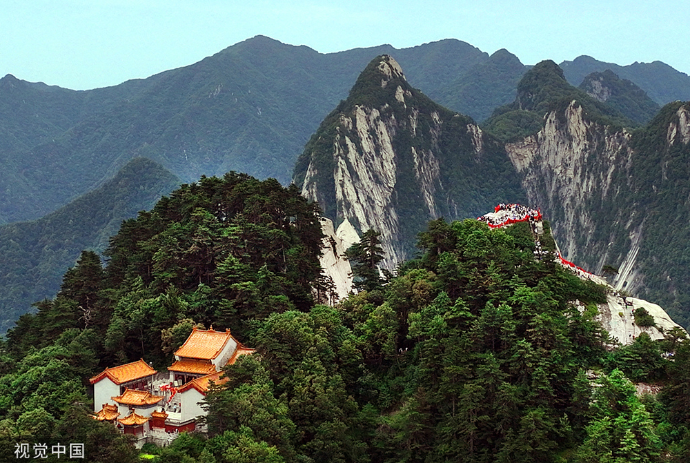 2023年7月8日,陕西渭南,游人在华山最高峰南峰游览.人民视觉 资料图