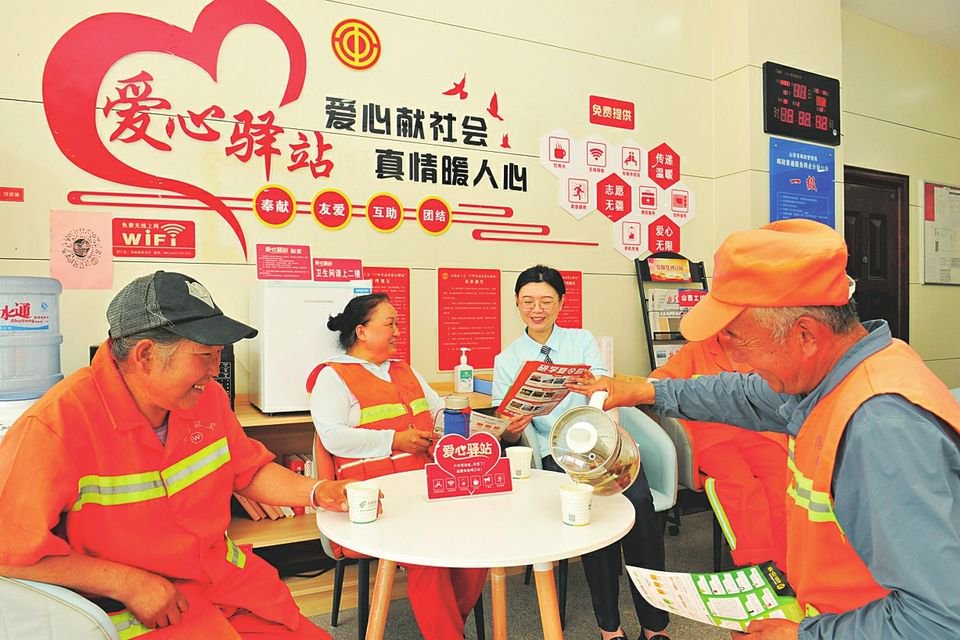 环卫工人正在"爱心驿站内"休息聊天.本报记者张剑雯摄