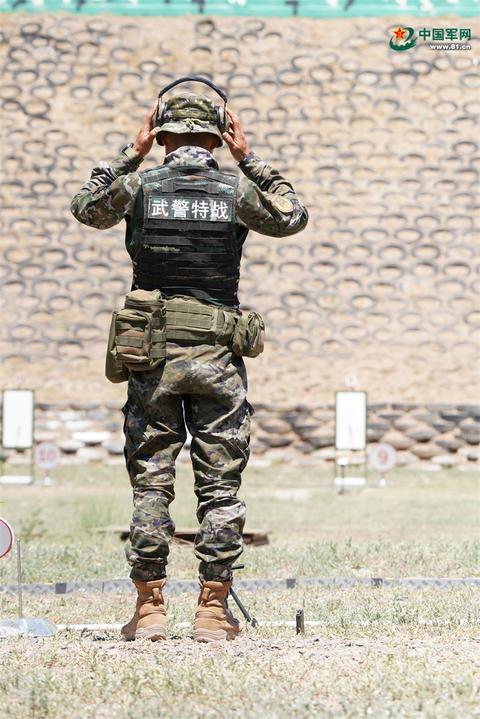 近战精准狙击课目中的中国武警特战队员付语 摄