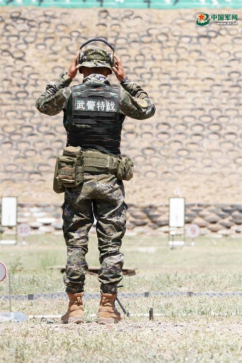 近战精准狙击课目中的中国武警特战队员.付语 摄