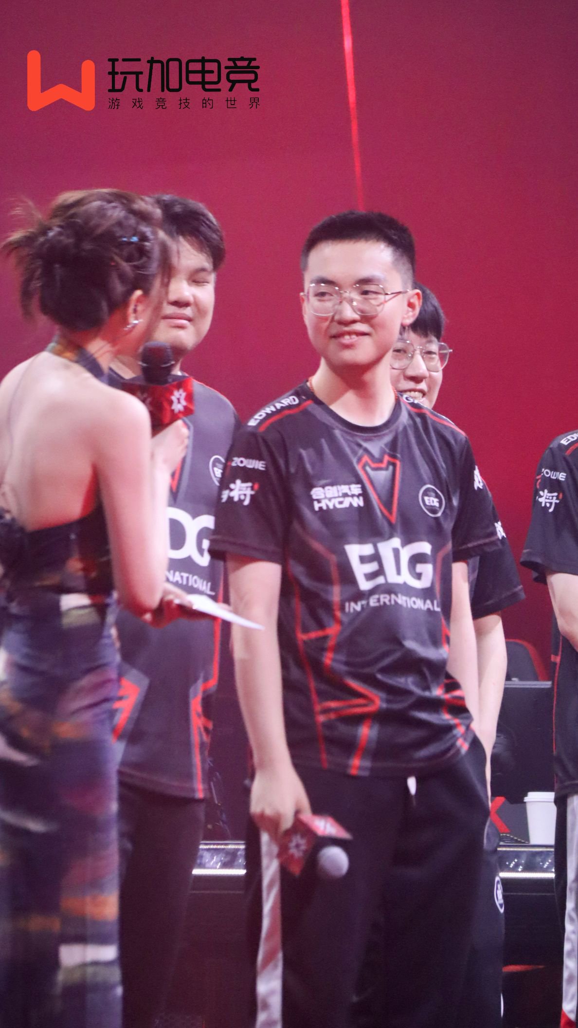 恭喜康康获得决赛FMVP! 加妹刚刚拍的康康现场照片!|FMVP_新浪新闻