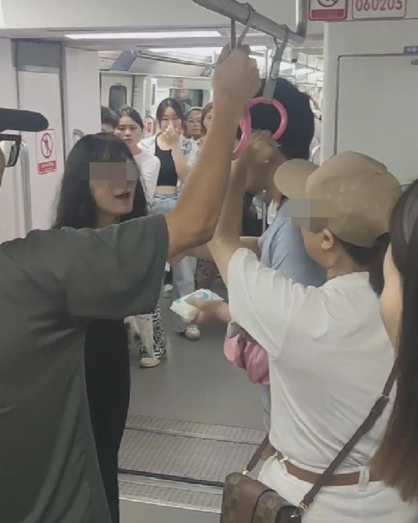 怀疑儿子被偷拍,打伤女孩头部?警方回应|车厢_新浪财经_新浪网