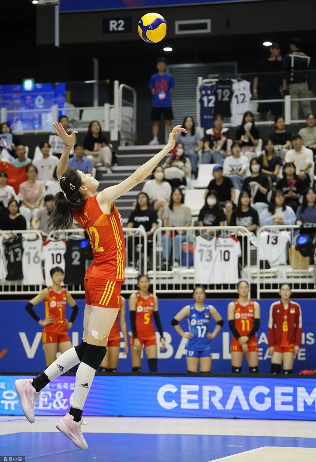 李盈莹在比赛中扣球 图/视觉中国