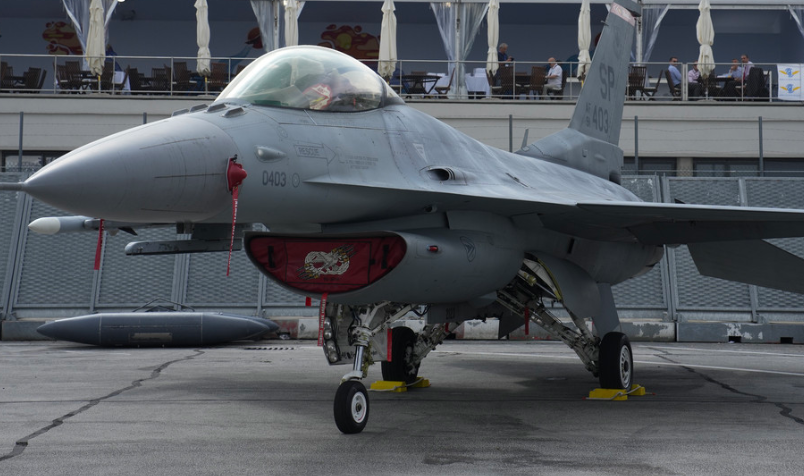 F-16战机，“政治”新闻网报道截图