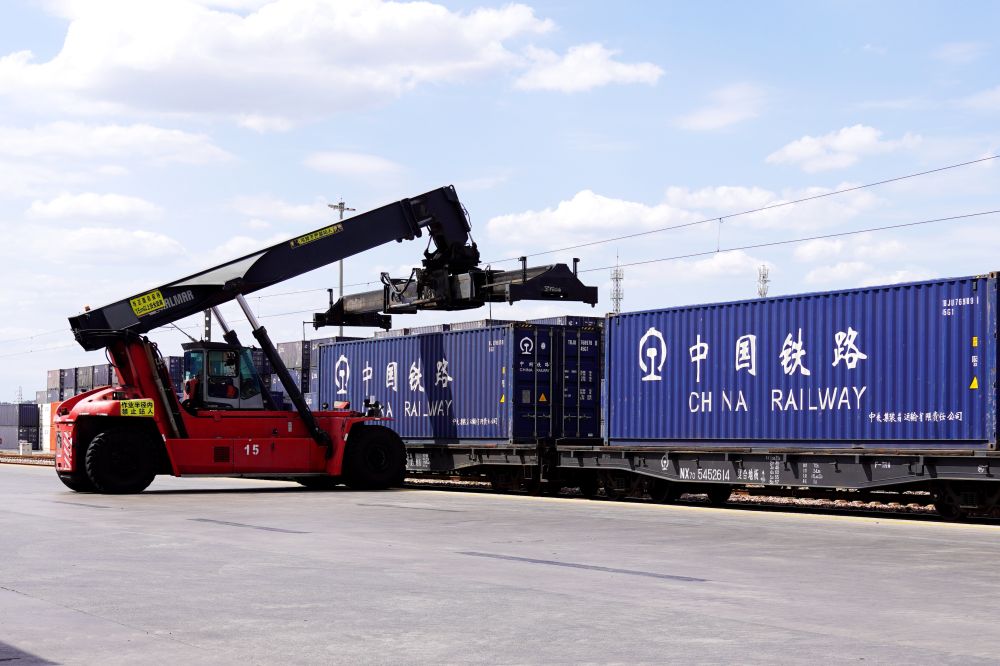 首列乡村振兴货运班列主要采用集装箱运输方式.