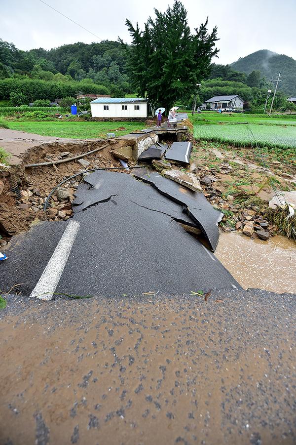 这是7月15日在韩国庆尚北道醴泉郡拍摄的在暴雨中坍塌的道路.