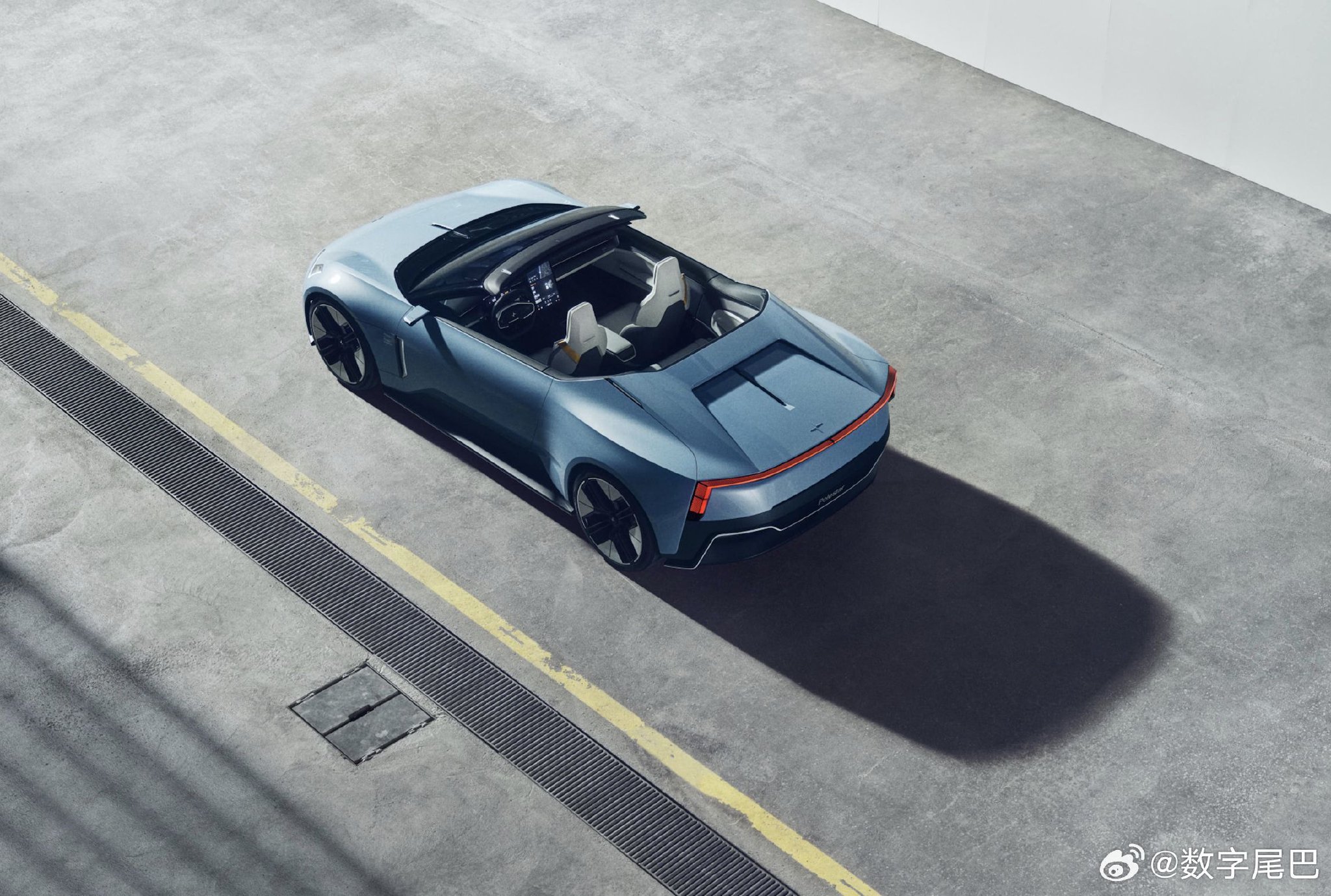 极星表示:驾驶员希望享受敞篷跑车的电动高性能和航天