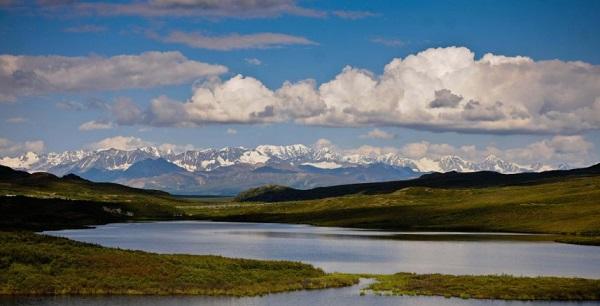 这是美国阿拉斯加州的雪山与湖泊（2012年8月13日摄）。图源：新华社