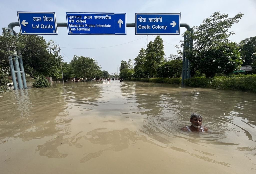 印度首都新德里及附近地区遭遇罕见的强降雨,洪水淹没街道