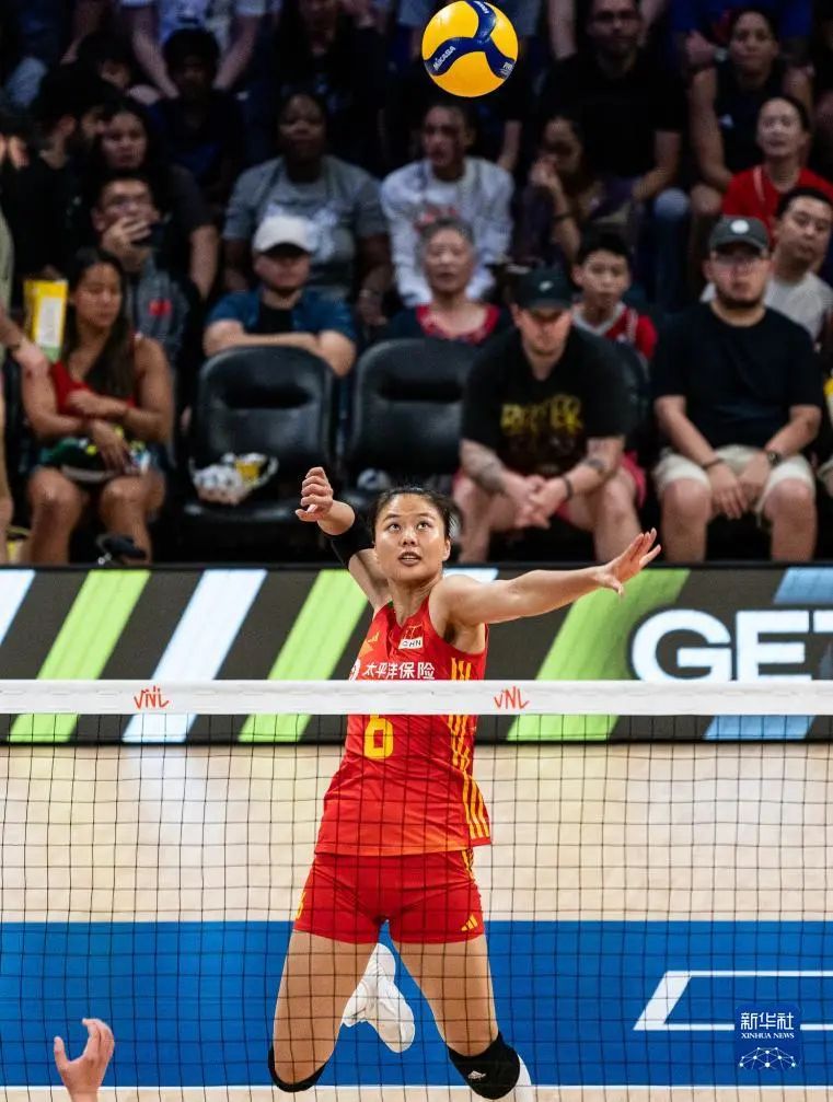 7月16日,中国队球员龚翔宇在比赛中扣球.新华社发(陈晨摄)