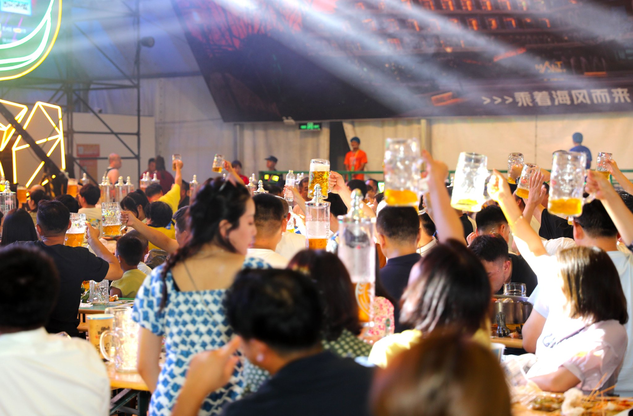 16日,在青岛西海岸新区金沙滩啤酒城一啤酒大篷,市民和游客们开怀畅饮