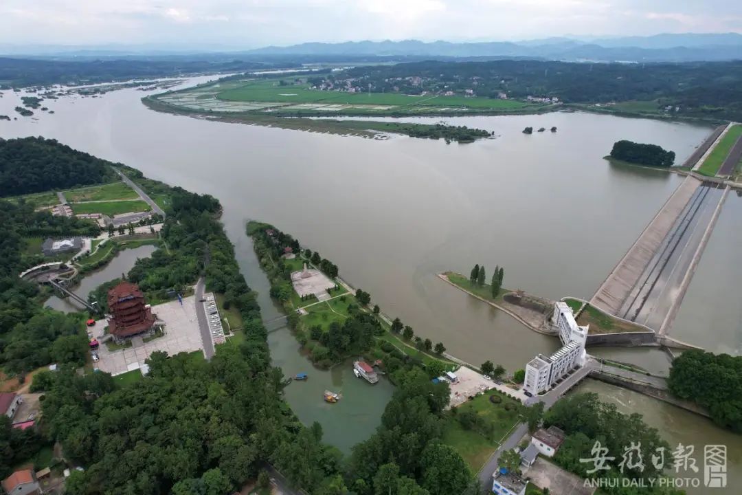 7月6日,淠史杭灌区淠河灌区渠首六安横排头枢纽水清岸绿,生态优美.
