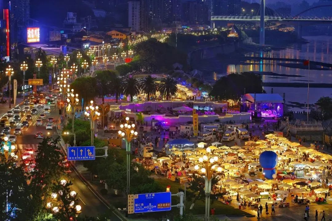 南滨路夜市活动.(资料图)郭旭 摄