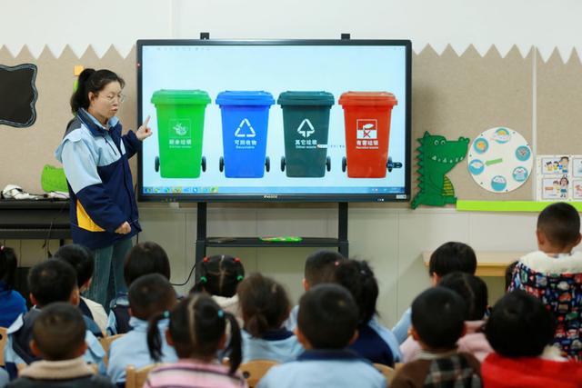 4月7日，贵州省都匀市青云湖幼儿园老师教孩子们垃圾分类知识。新华社发（肖伟 摄）