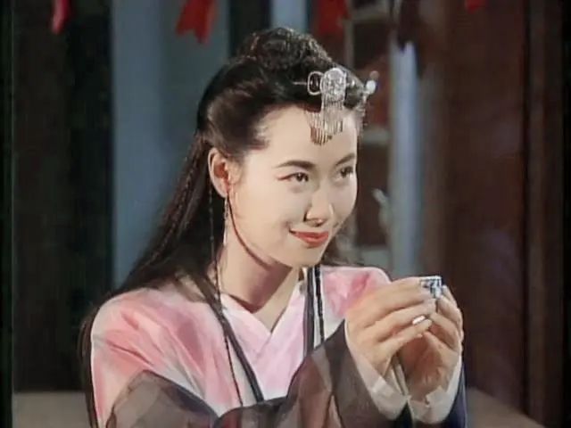 剧照她的演技如何,看了金庸这段话就知道了:"我还是觉得叶童演赵敏最