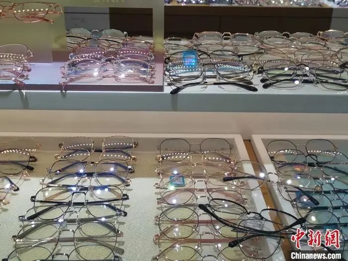 图为琳琅满目的眼镜。中新网记者 谢艺观 摄