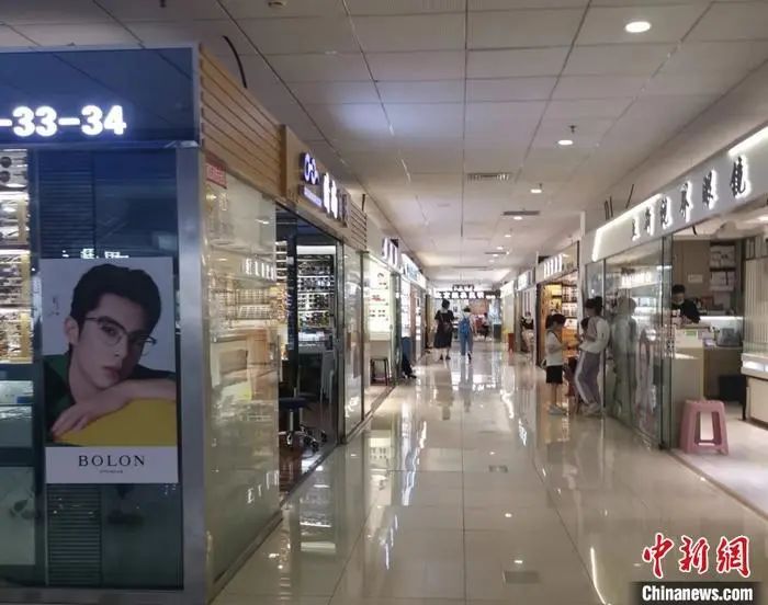图为北京眼镜城内部。中新网记者 谢艺观 摄