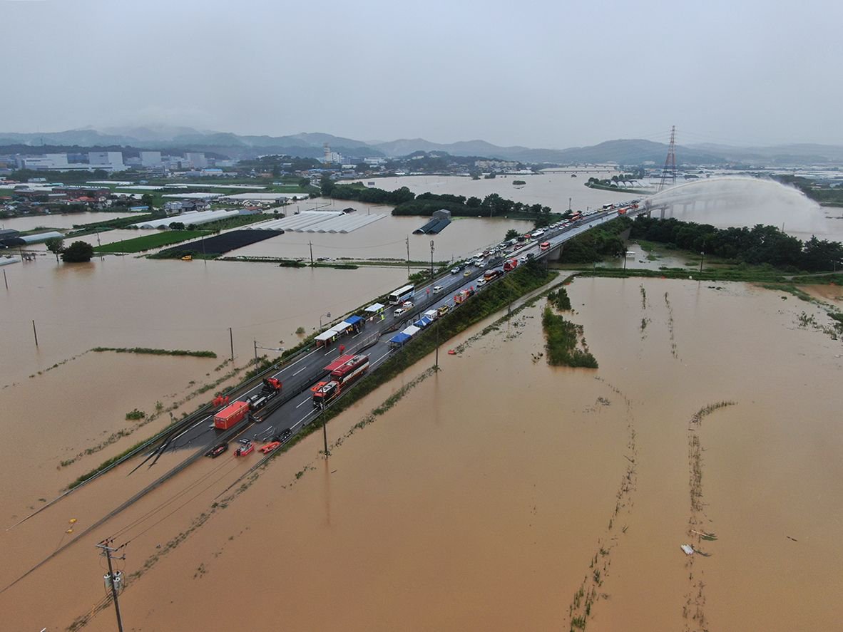 当地时间2023年7月15日,韩国忠清北道清州市,洪水淹没道路,救援人员
