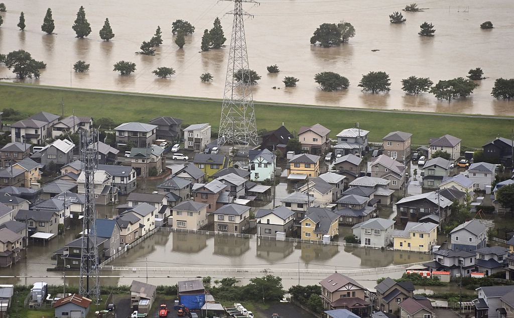 当地时间2023年7月16日,日本秋田县秋田市,航拍住宅被洪水淹没.