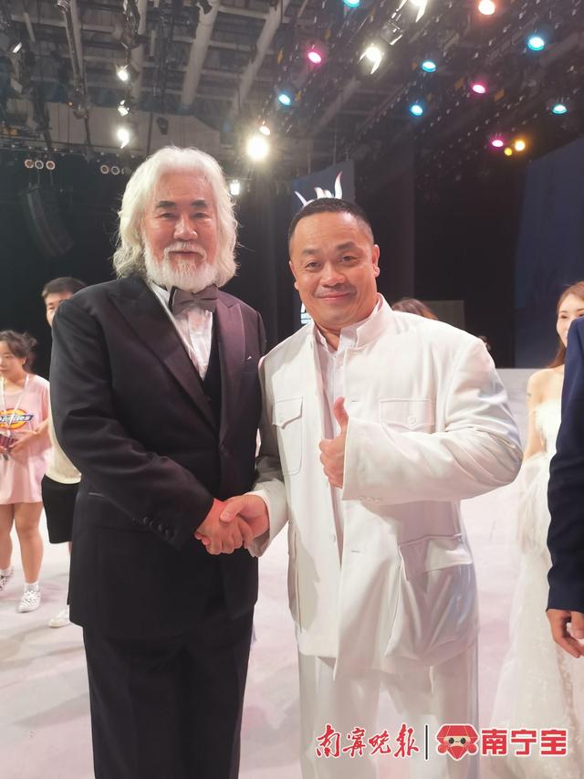 黄巨龙(右)和著名导演,影视制片人张纪中