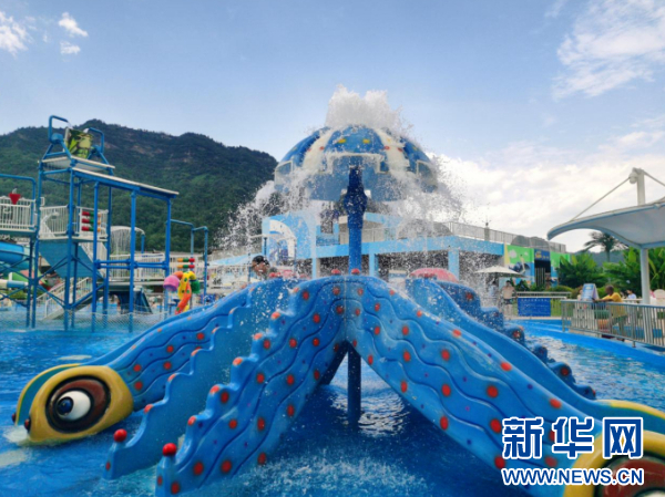 佛顶山温泉小镇内的水上乐园.新华网发(戴佳玥 摄)