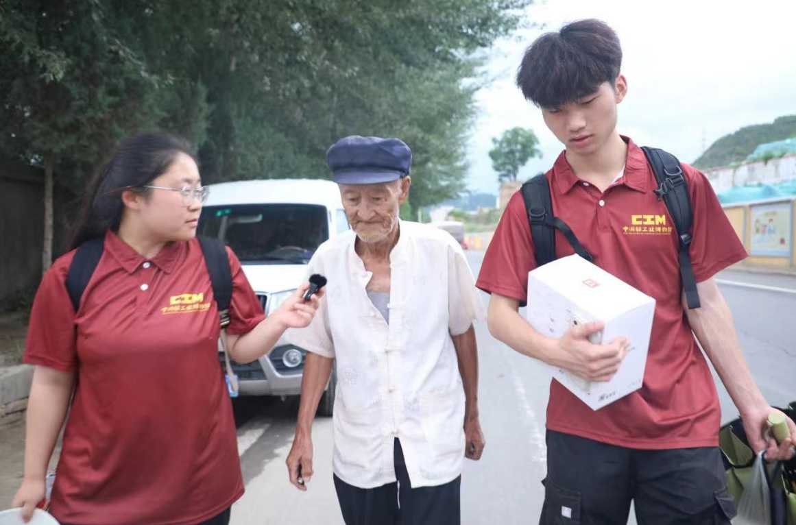 实践小组成员在宝塔区延园纸厂遗址采访85岁老人王海有